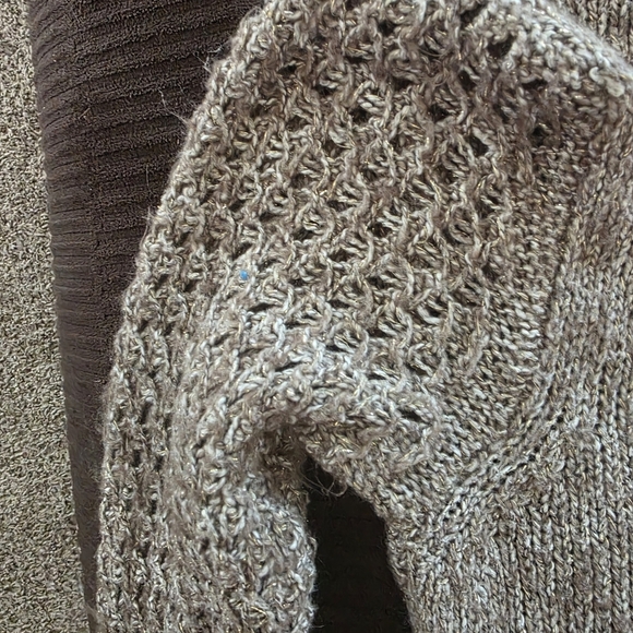 Maurices V-Neck Open Knit Sweater, Women's Size M, Excellent Condition - Picture 3 of 3